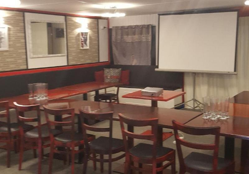 מוטל Walton Park Motor Lodge