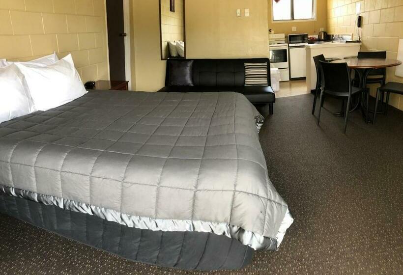 The Highwayman Motel