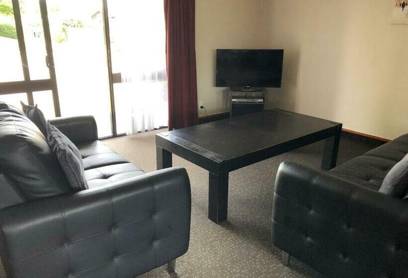 The Highwayman Motel