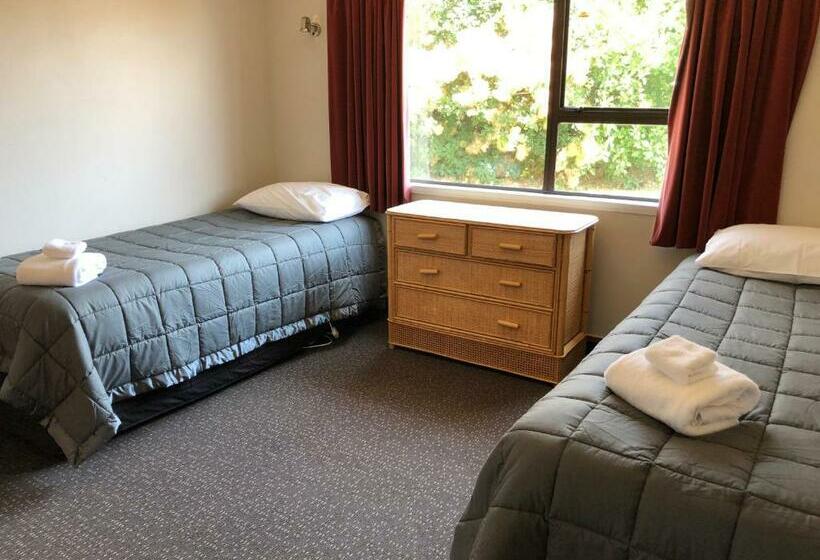 The Highwayman Motel