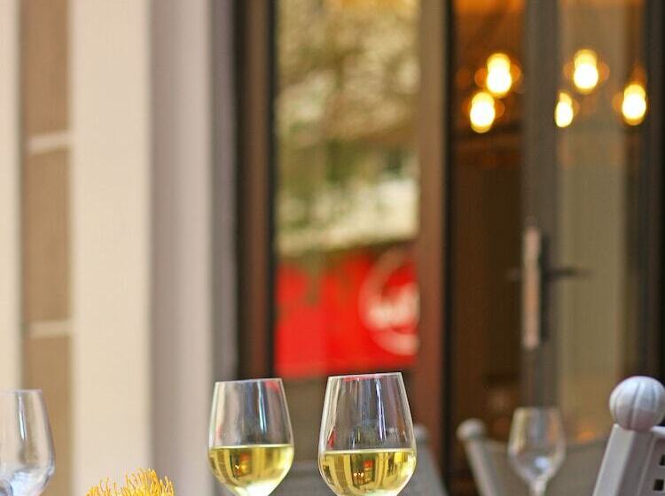 هتل Hollow On The Square City