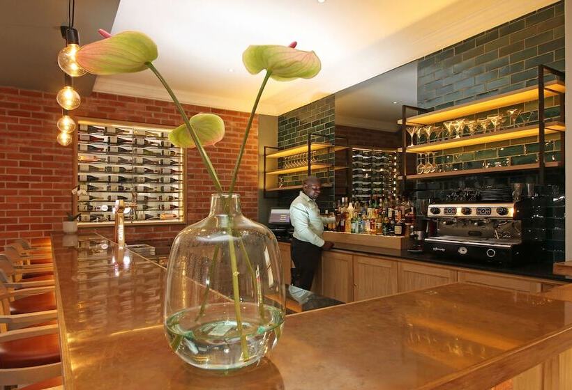 هتل Hollow On The Square City