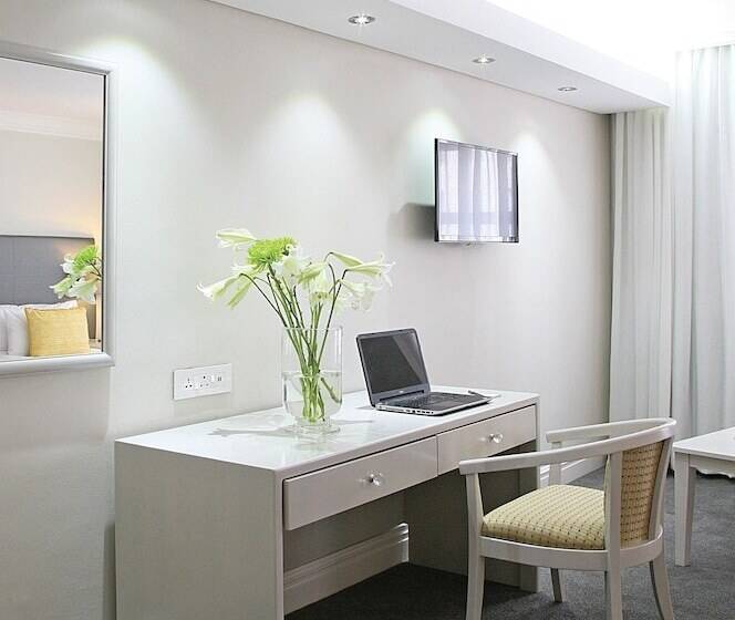 هتل Hollow On The Square City