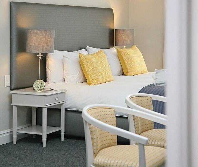 هتل Hollow On The Square City