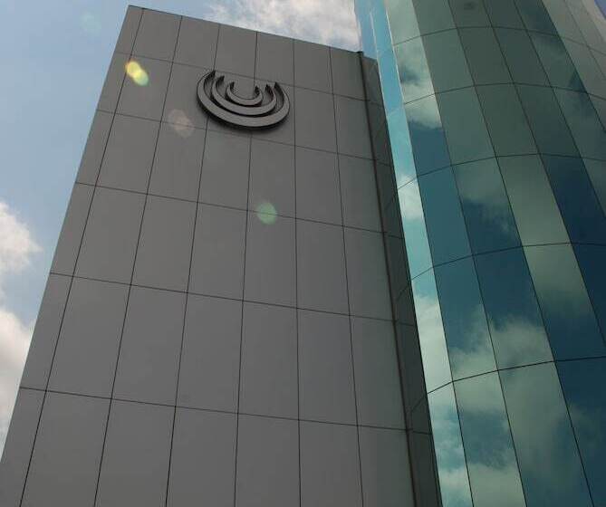 בית מלון כפרי Southern Sun Or Tambo International Airport