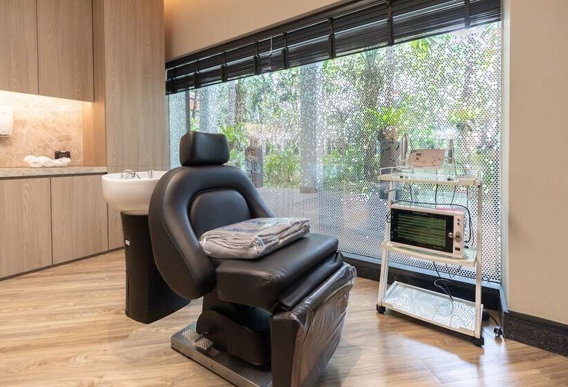 호텔 Anantara Riverside Bangkok Resort