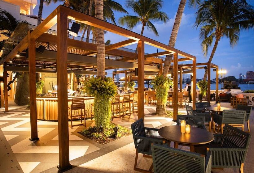 호텔 Anantara Riverside Bangkok Resort