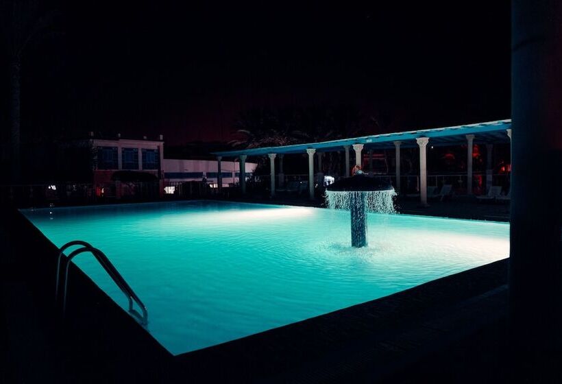 Отель Hôtel Oasis Gabes