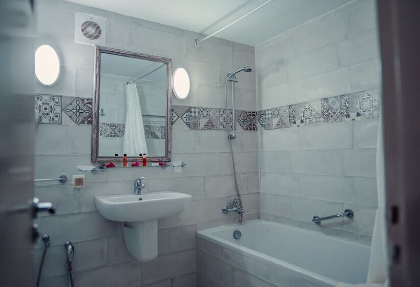 Отель Hôtel Oasis Gabes