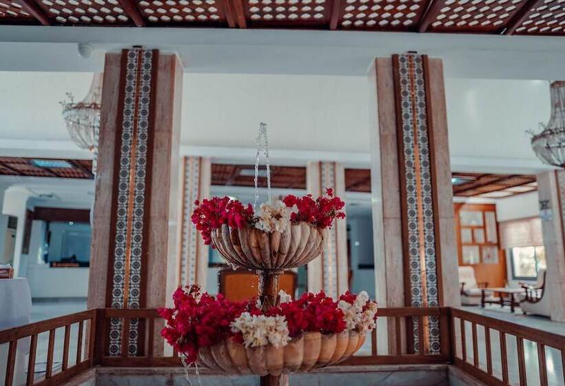 Отель Hôtel Oasis Gabes