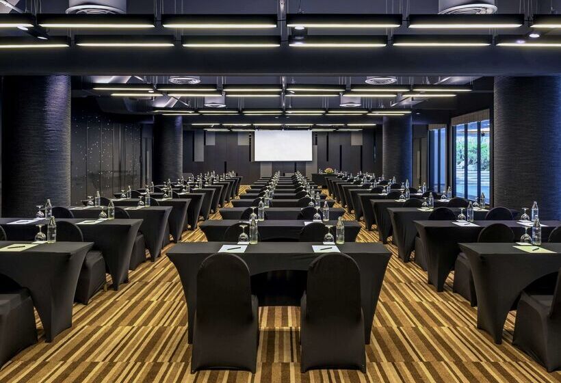 בית מלון כפרי Pullman Phuket Karon Beach Resort