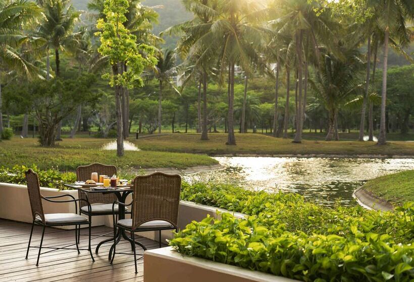 בית מלון כפרי Pullman Phuket Karon Beach Resort