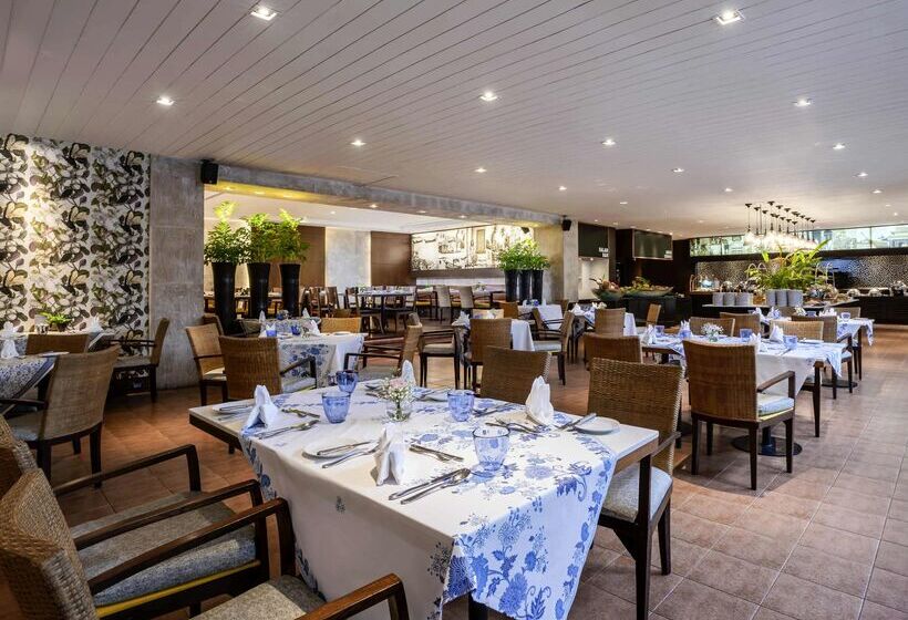 בית מלון כפרי Pullman Phuket Karon Beach Resort