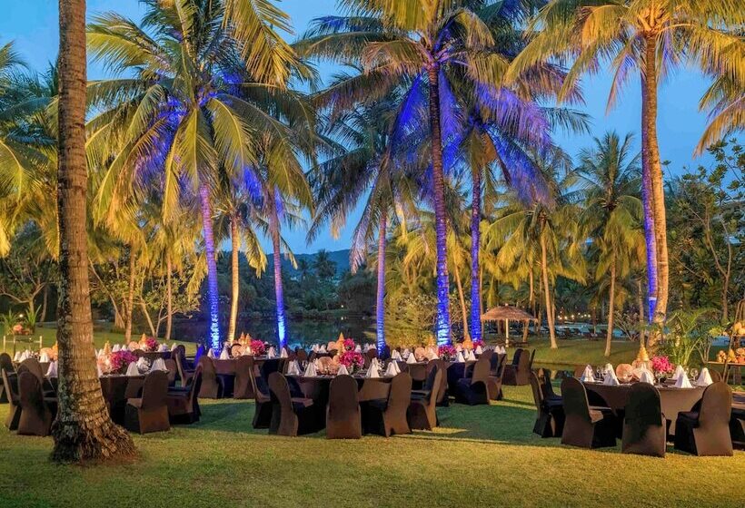 בית מלון כפרי Pullman Phuket Karon Beach Resort