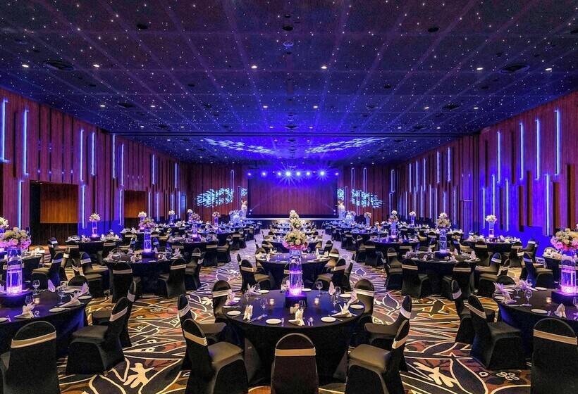 בית מלון כפרי Pullman Phuket Karon Beach Resort