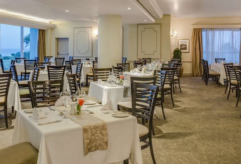 בית מלון כפרי Southern Sun The Marine