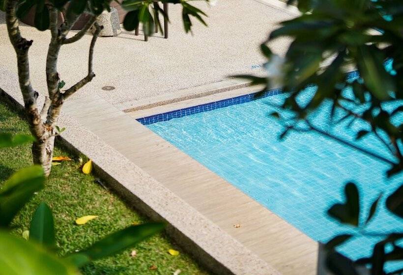 Le Meridien Phuket Beach Resort