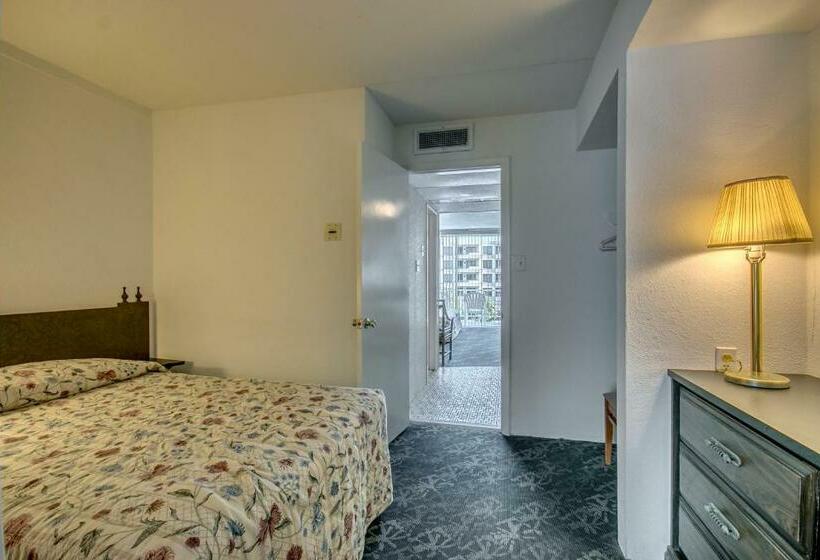 Admiral Resort Motel