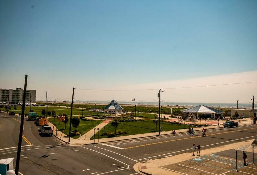 Admiral Resort Motel