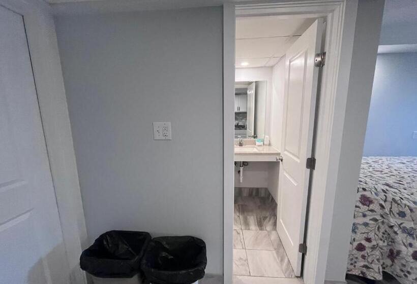 Admiral Resort Motel