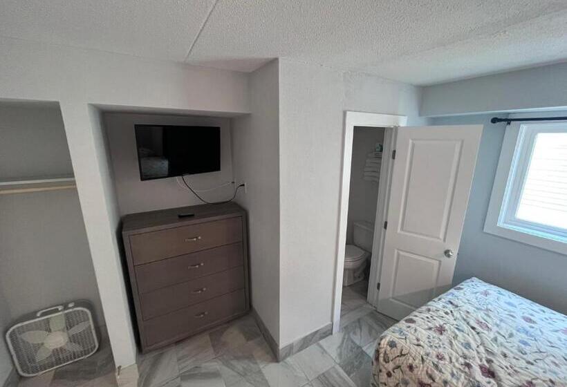 Admiral Resort Motel