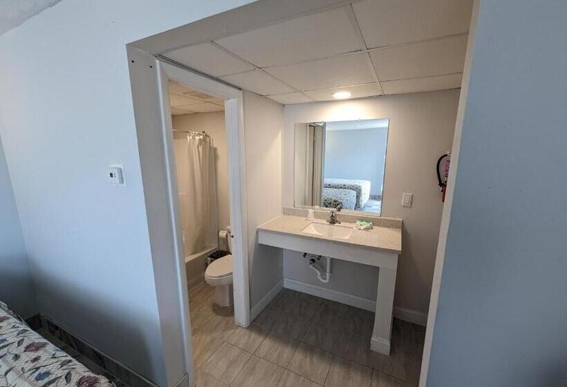 Admiral Resort Motel