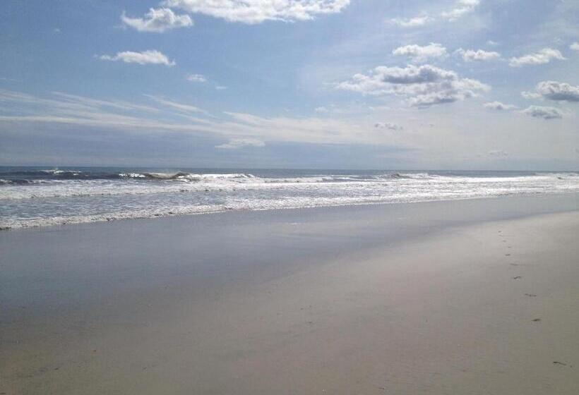 Admiral Resort Motel