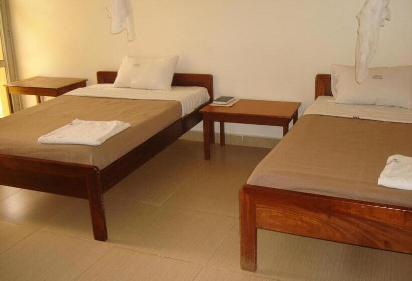 هتل Acholi Inn