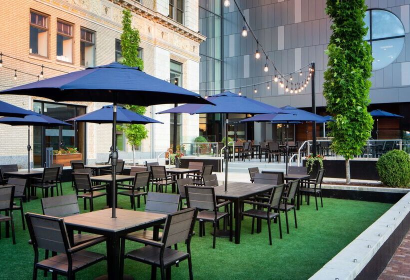 Отель Amway Grand Plazacurio Collection By Hilton