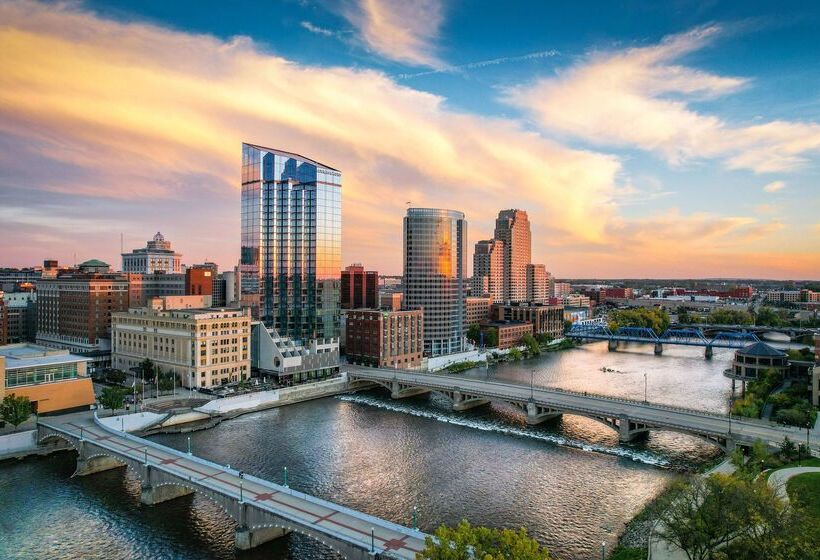 Отель Amway Grand Plazacurio Collection By Hilton