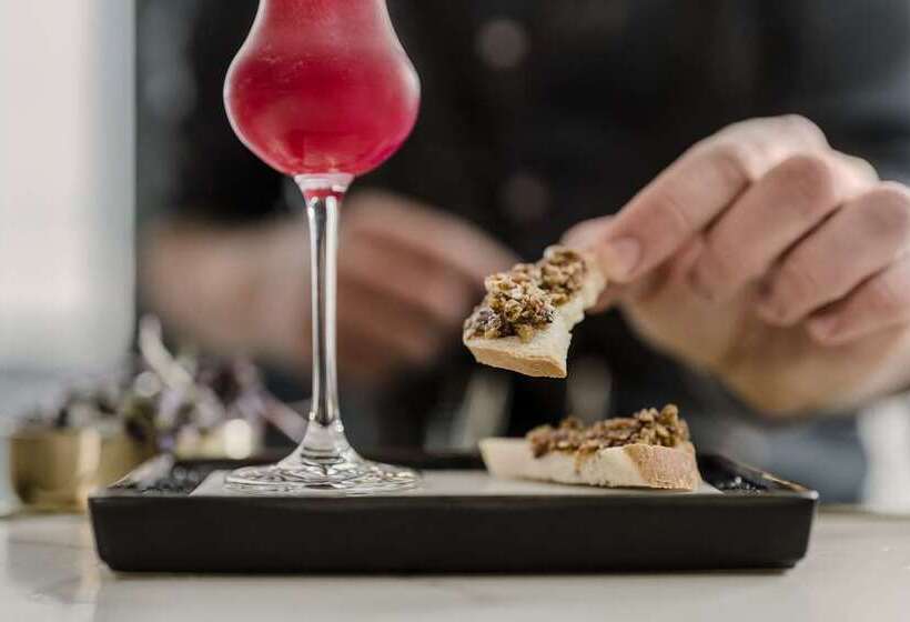 Отель Amway Grand Plazacurio Collection By Hilton