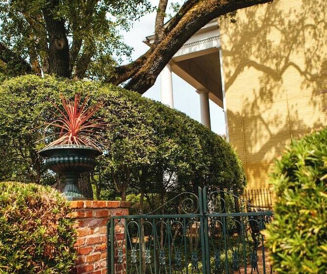 Отель Anchuca Historic Mansion & Inn