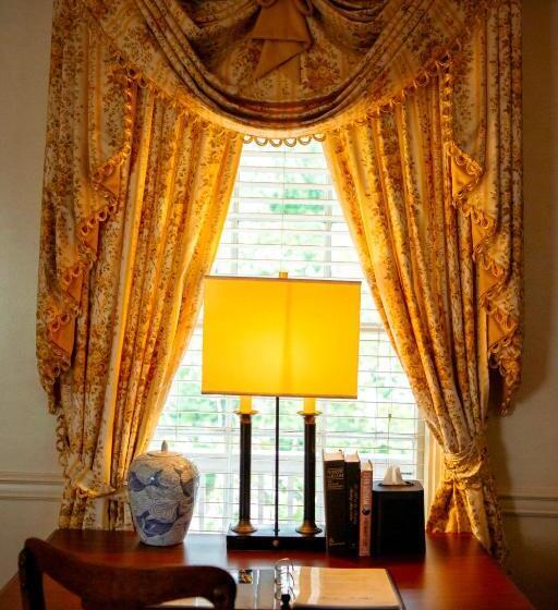 Отель Anchuca Historic Mansion & Inn