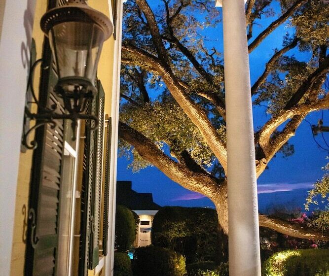 Отель Anchuca Historic Mansion & Inn