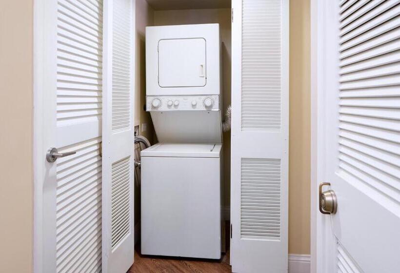 בית מלון כפרי Aston Waikiki Beach Tower