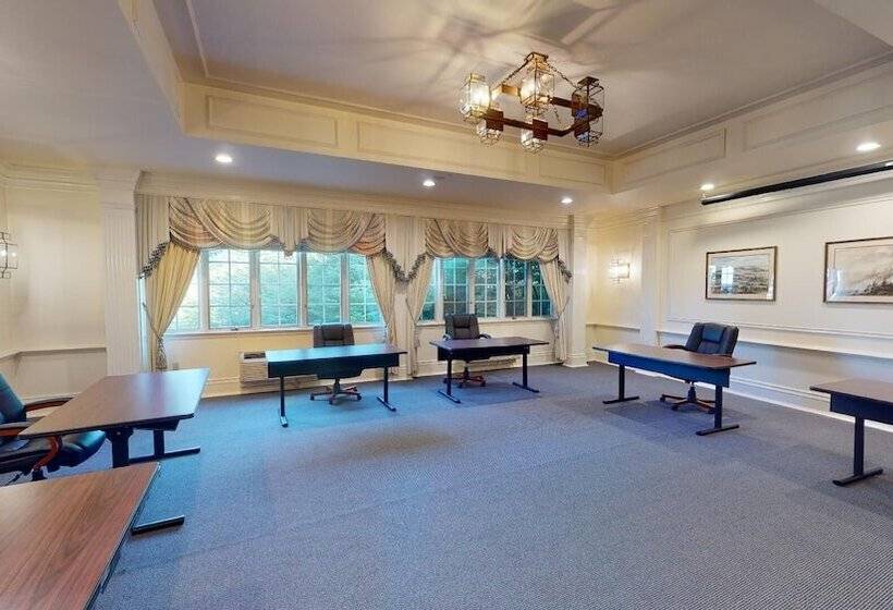 فندق Avon Old Farms