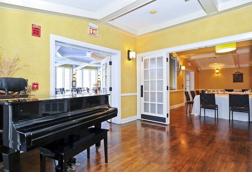 فندق Avon Old Farms