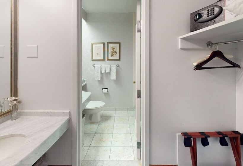 فندق Avon Old Farms