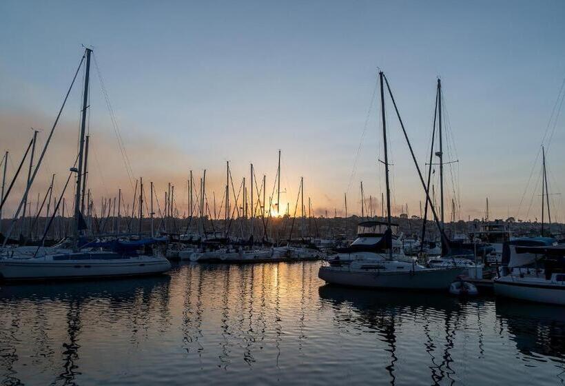 Bay Club Hotel And Marina