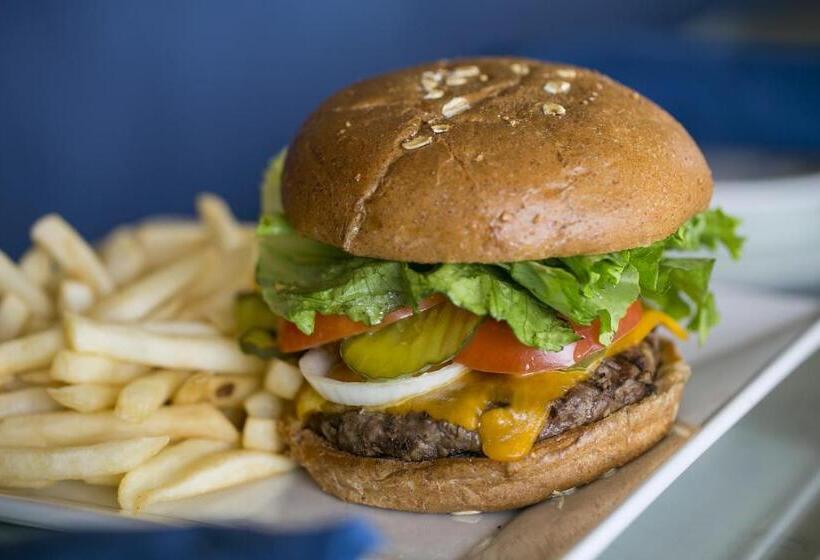 Bay Club Hotel And Marina