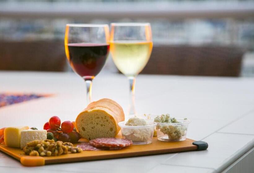 Bay Club Hotel And Marina