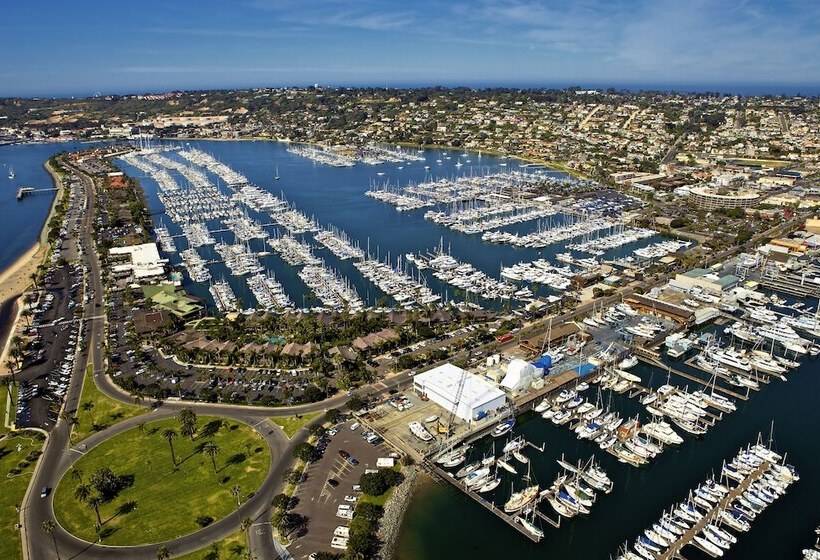 Bay Club Hotel And Marina