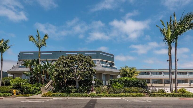 Bay Club Hotel And Marina