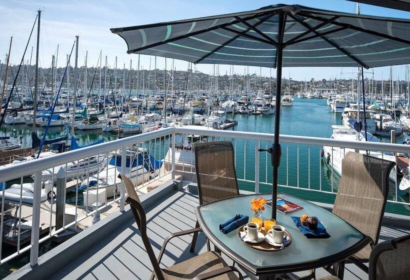 Bay Club Hotel And Marina