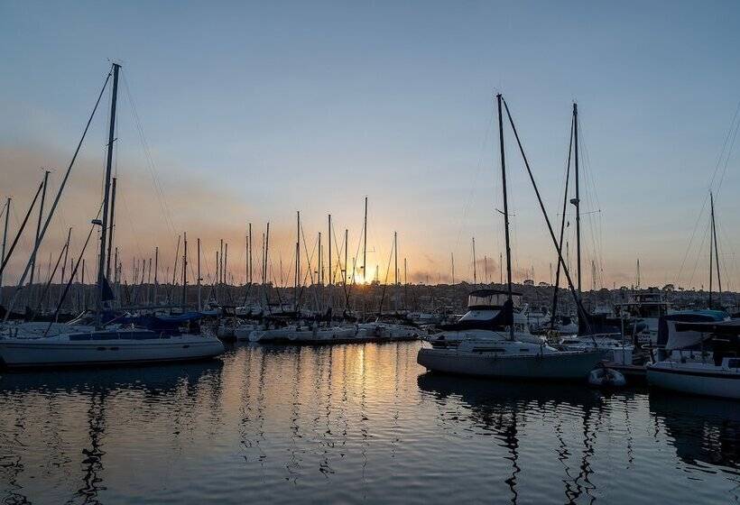 Bay Club Hotel And Marina