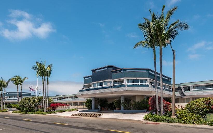 Bay Club Hotel And Marina