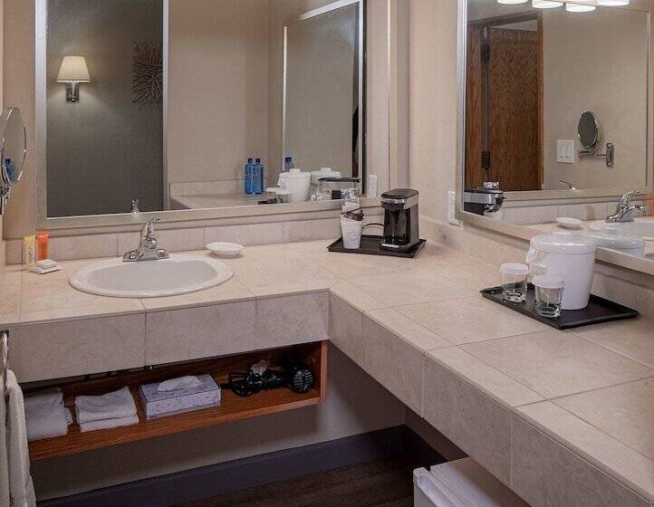 Bay Club Hotel And Marina