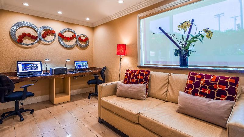 בית מלון כפרי Best Western Plus Airport Plaza