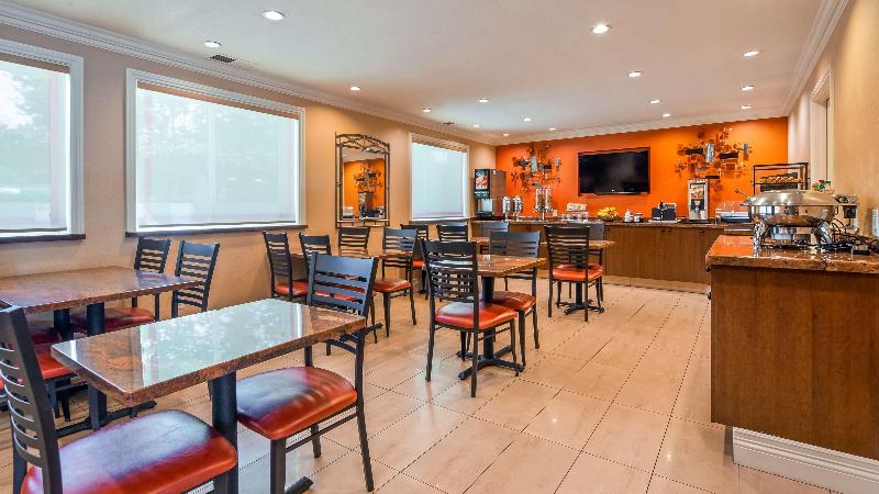 בית מלון כפרי Best Western Plus Airport Plaza