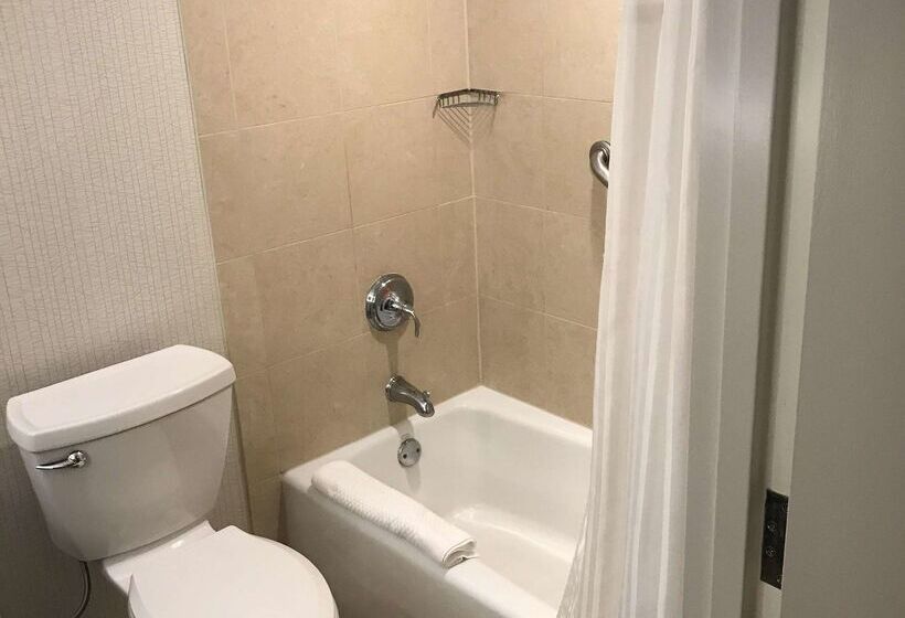 בית מלון כפרי Doubletree By Hilton Baltimore North Pikesville